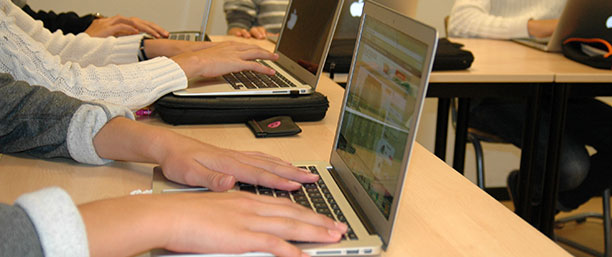Närbild på person som arbetar vid en bärbar dator