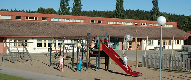 Barn på skolgård