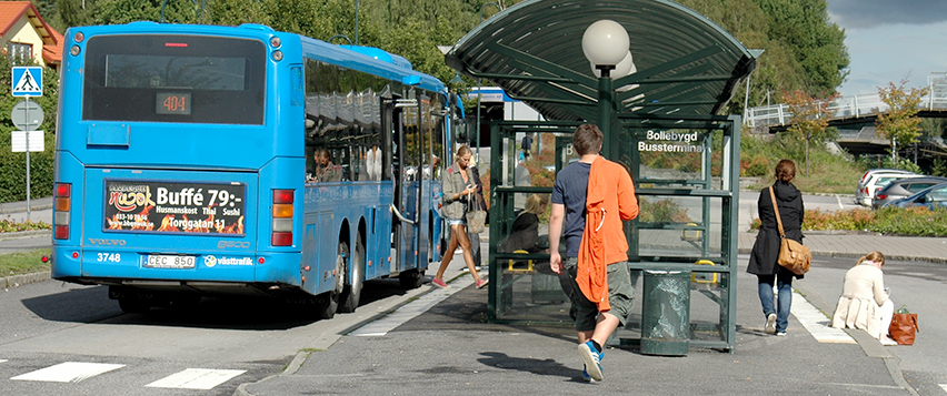 Buss  släpper av passagerare på Bollebygds bussterminal.