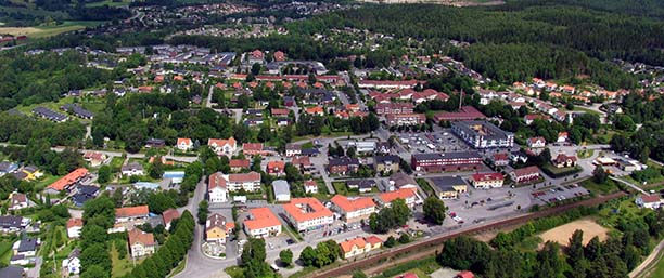 Flygbild över Bollebygds tätort med hus och grönområden.