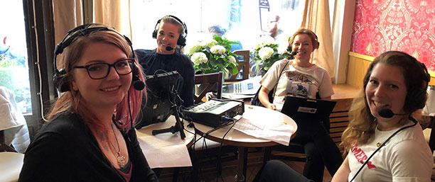 Jessica och Li intervjuas av Radio Sjuhärad på Café orion i Borås. Carolin och Sara från radion syns i bakgrunden.