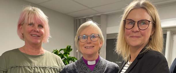 Förskollärare
Katarina Madsen och rektor Linda Andersson mottog stipendiet av ordförande för
sällskapet, biskop i Göteborgs stift Susanne Rappmann.