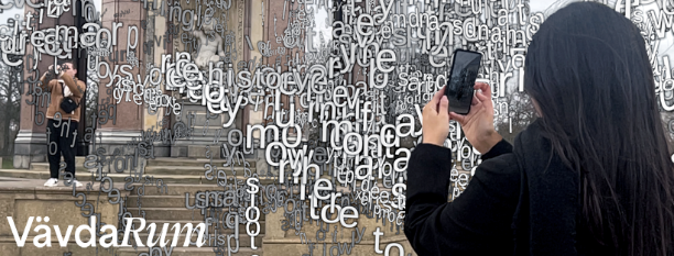 En kvinna och en man som håller upp varsin mobiltelefon. Ett stort antal svävande bokstäver som inte bildar några ord. I bildens nedre vänstra hörn står det "Vävda rum"