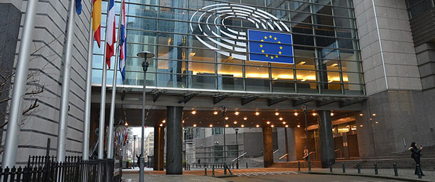 EU-parlamentet i Bryssel. Entré med flaggor.