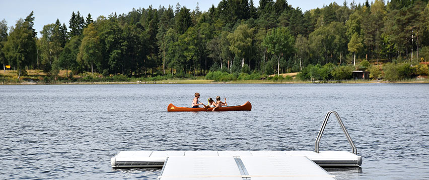 Personer paddlar kanot i sjö i Gesebol